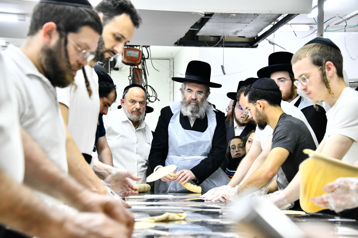 הגאון רבי מרדכי אורי הלוי אנגלמן באפיית מצות