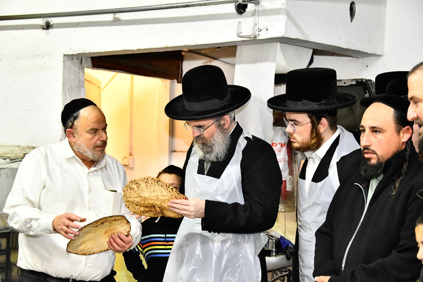 הגאון רבי מרדכי אורי הלוי אנגלמן באפיית מצות