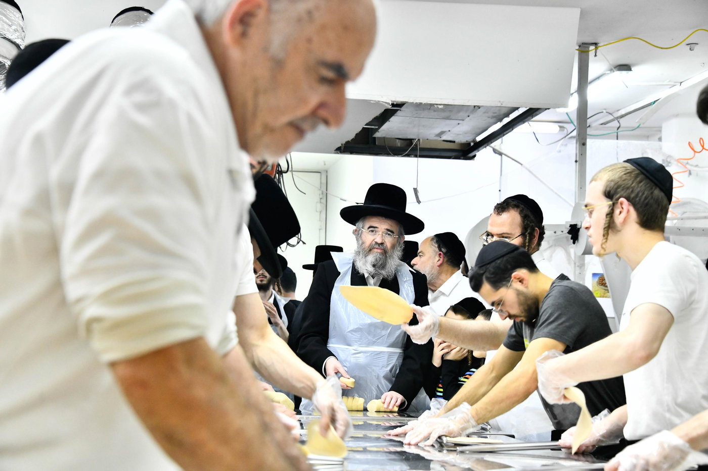 הגאון רבי מרדכי אורי הלוי אנגלמן באפיית מצות