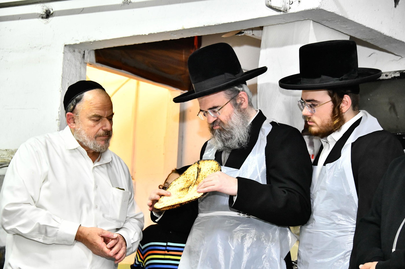 הגאון רבי מרדכי אורי הלוי אנגלמן באפיית מצות