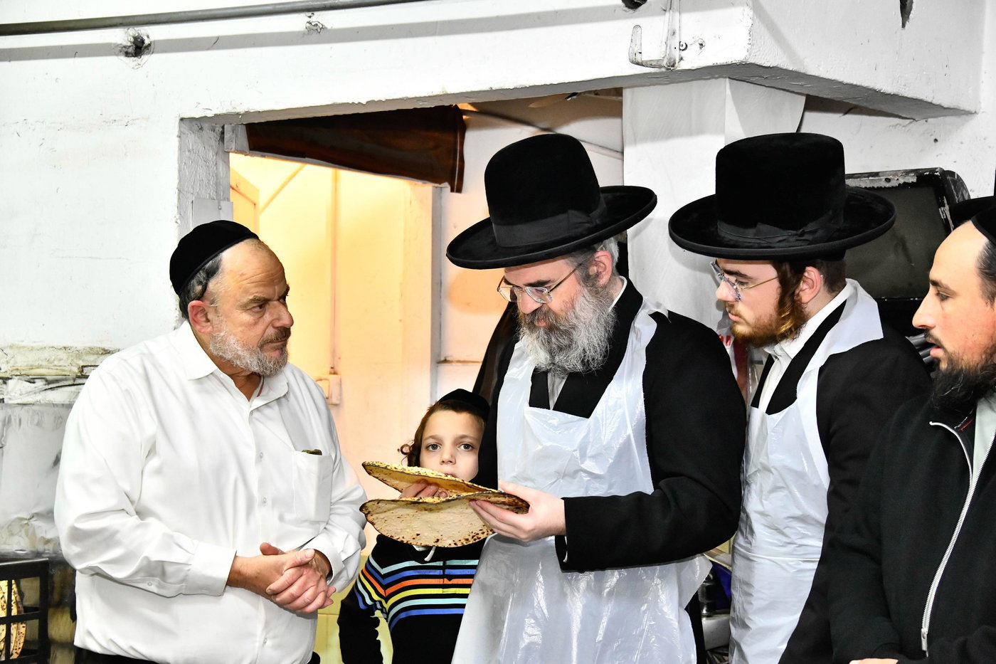 הגאון רבי מרדכי אורי הלוי אנגלמן באפיית מצות