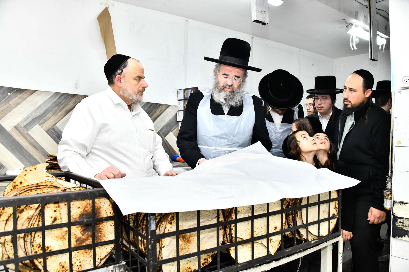 הגאון רבי מרדכי אורי הלוי אנגלמן באפיית מצות