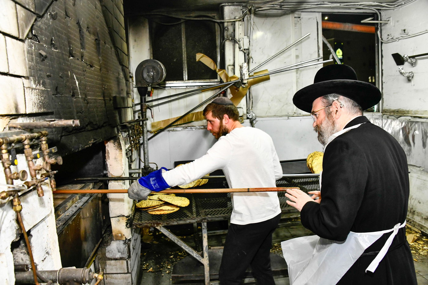 הגאון רבי מרדכי אורי הלוי אנגלמן באפיית מצות