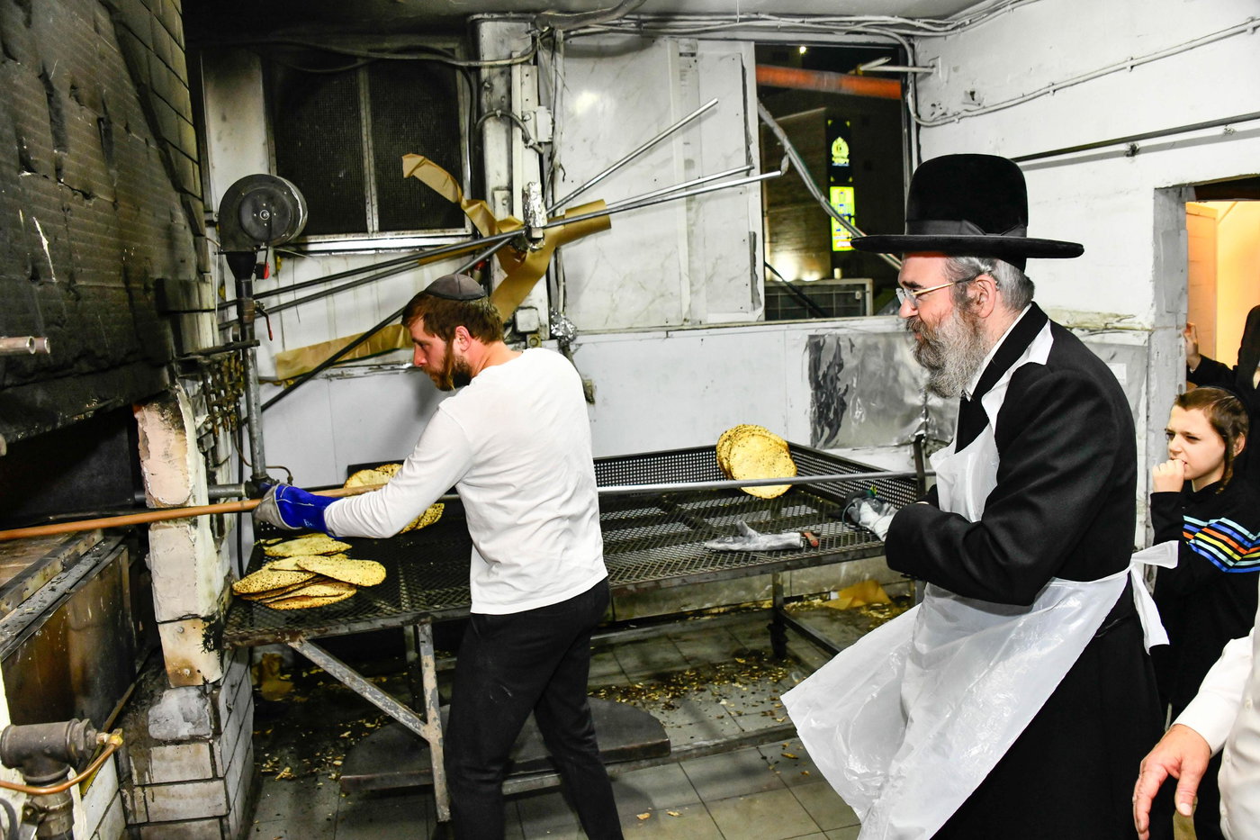 הגאון רבי מרדכי אורי הלוי אנגלמן באפיית מצות