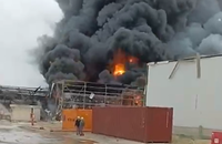 אש בוערת ועשן שחור מיתמר: תיעוד הפגיעה האיראנית במפעל בנגב