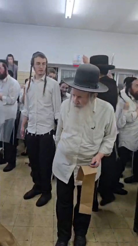 האדמו"ר מאמשינוב באפיית מצות 
