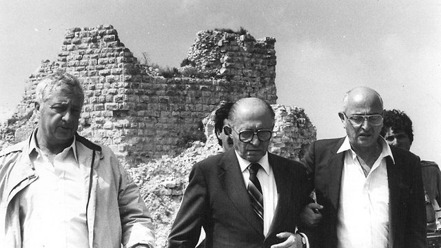 מנחם בגין ואריאל שרון במבצר הבופור לאחר כיבושו על ידי כוחות צה"ל במבצע שלום הגליל