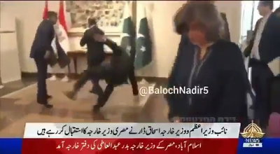 תיעוד מביך: שר החוץ הפקיסטני ניגש לקבל את מקבילו המצרי - והחליק מול המצלמות