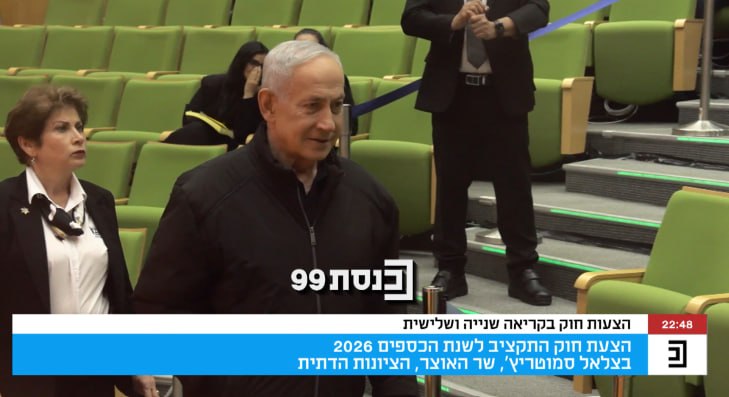 רה"מ בכניסה להצבעה במליאה