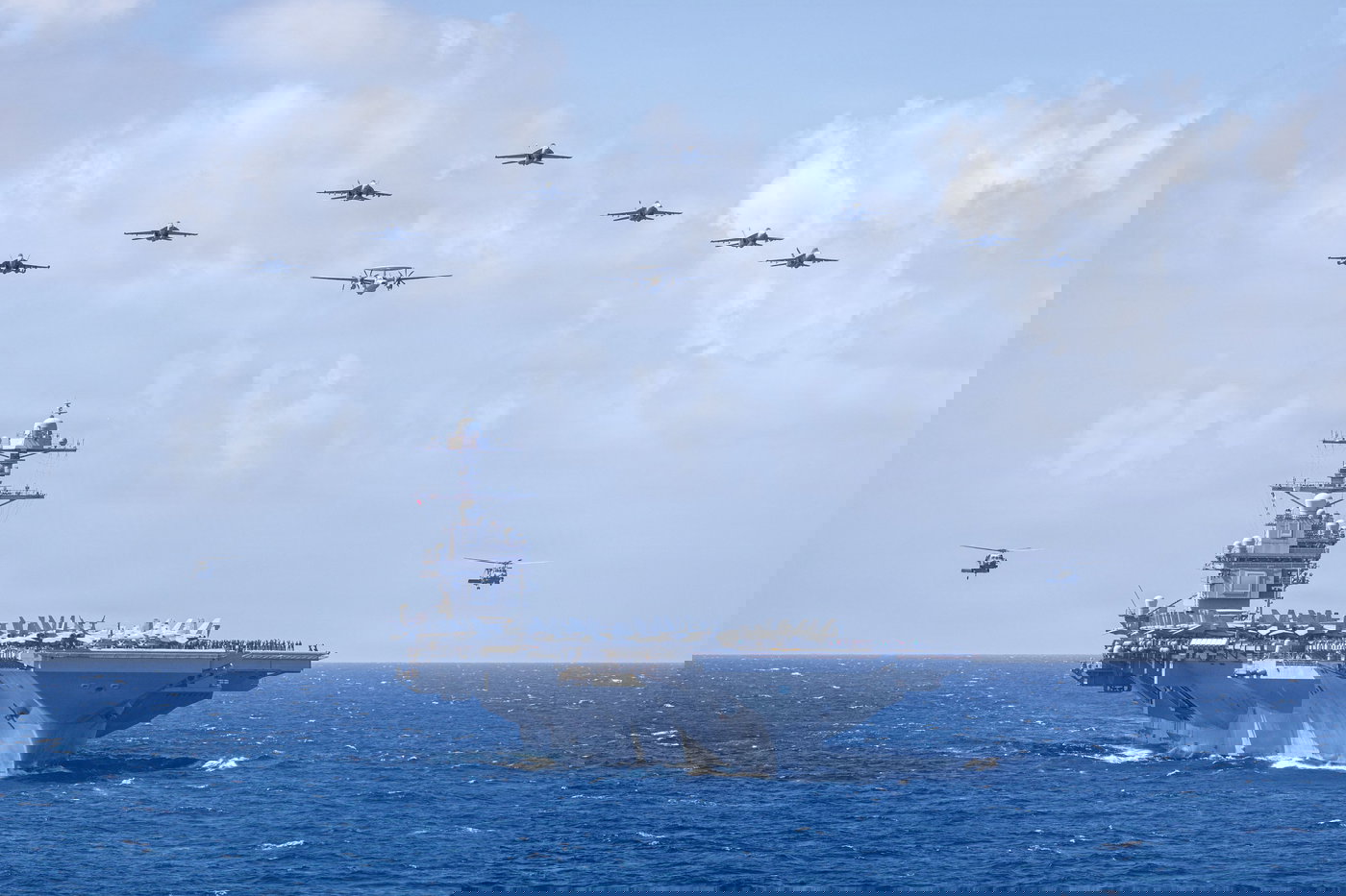 מטוסי חיל הים האמריקאי מעל נושאת המטוסים הגדולה בעולם, מסדרת פורד USS ג'רלד ר. פורד 