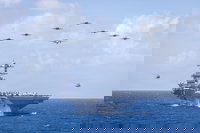 מטוסי חיל הים האמריקאי מעל נושאת המטוסים הגדולה בעולם, מסדרת פורד USS ג'רלד ר. פורד