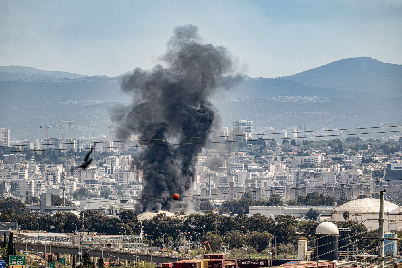 עשן מיתמר אחרי הפגיעה בבז"ן