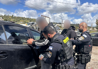 רגע לפני שהרכב גונב פורק: השוטרים עלו על 'משחטת' רכב בכפר | תיעוד