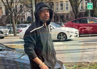 הכל לרדוף אחרי עוברי אורח חרדים כדי להכות אותם במקל ההליכה שלו