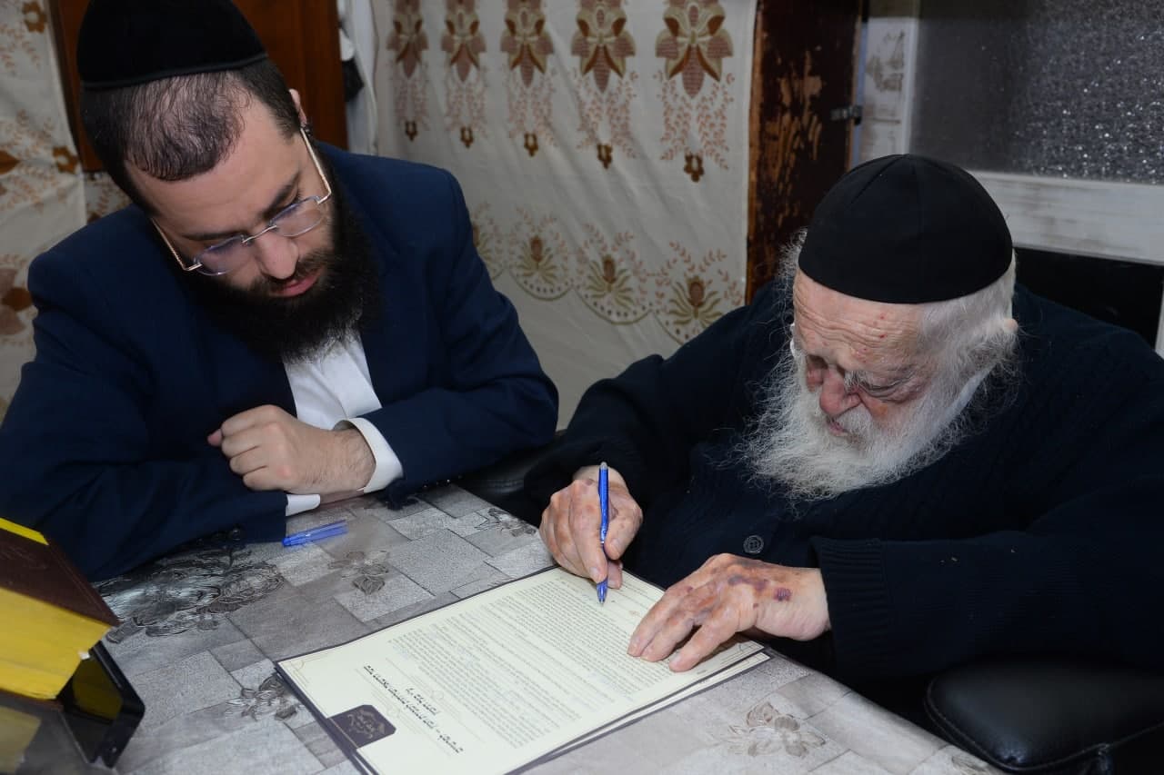 שר התורה זי"ע מוכר את חמצו בטופס של בד"ץ שארית ישראל