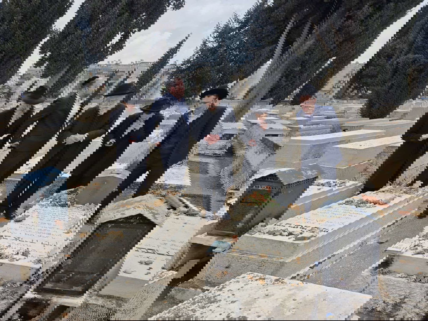 הגרב"ד אלישיב בתפילה ע"י ציון זקינו הגאון רבי אריה לוין ביום היארצייט