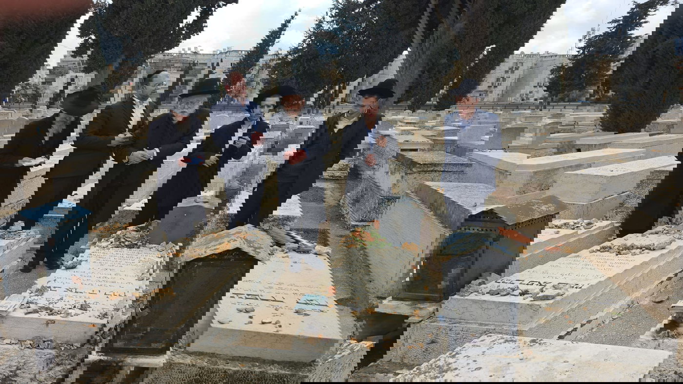 הגרב"ד אלישיב בתפילה ע"י ציון זקינו הגאון רבי אריה לוין ביום היארצייט