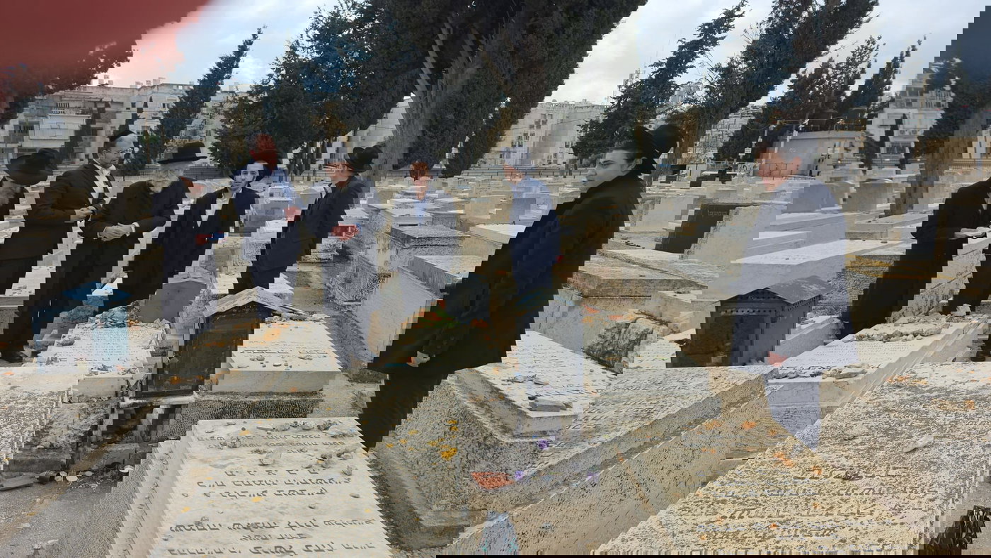 הגרב"ד אלישיב בתפילה ע"י ציון זקינו הגאון רבי אריה לוין ביום היארצייט