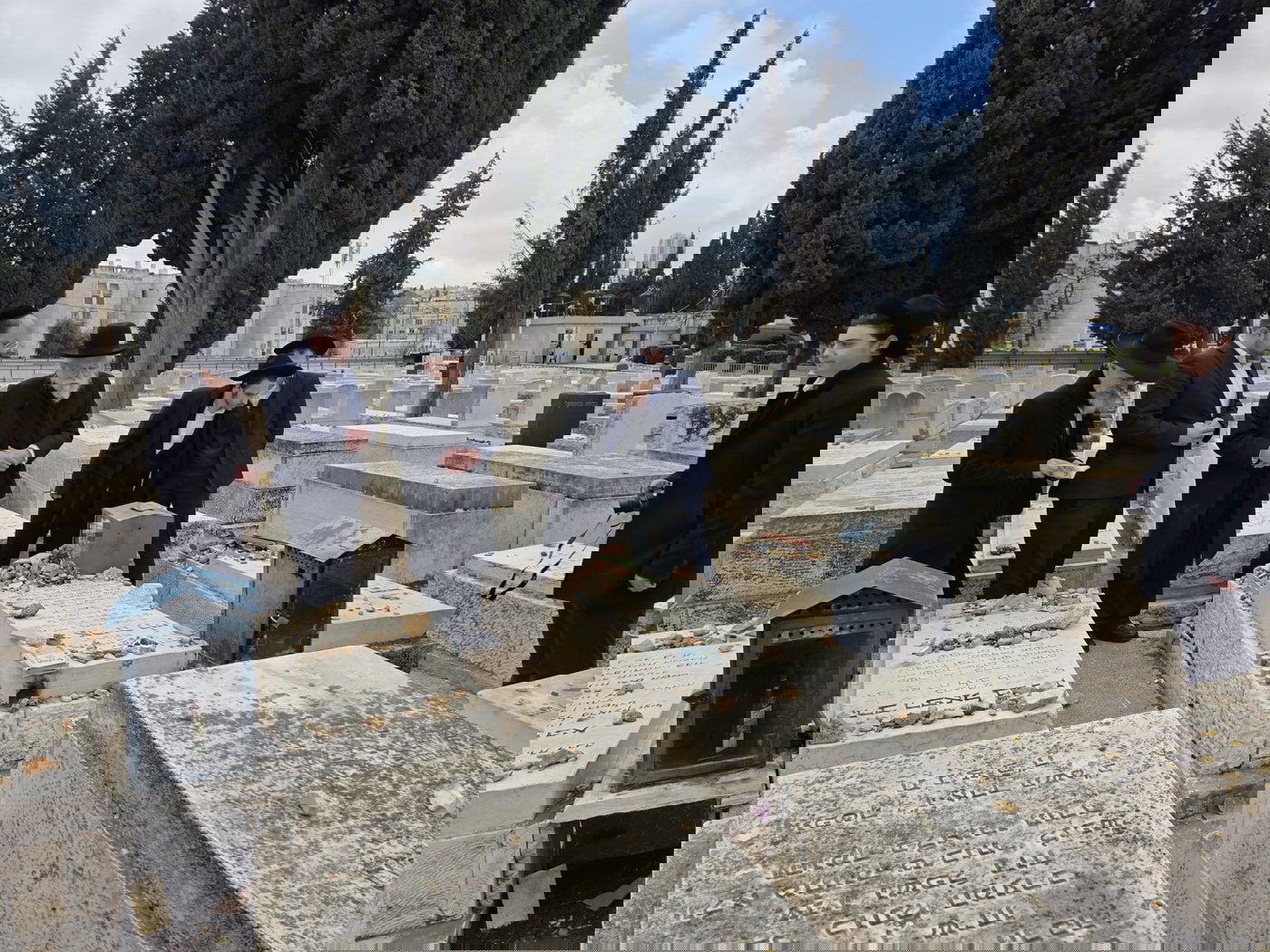 הגרב"ד אלישיב בתפילה ע"י ציון זקינו הגאון רבי אריה לוין ביום היארצייט