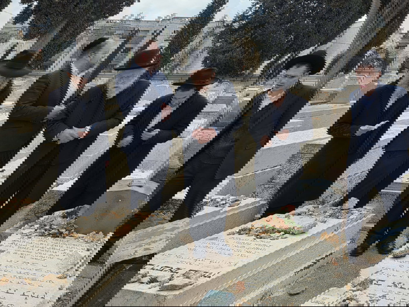 הגרב"ד אלישיב בתפילה ע"י ציון זקינו הגאון רבי אריה לוין ביום היארצייט