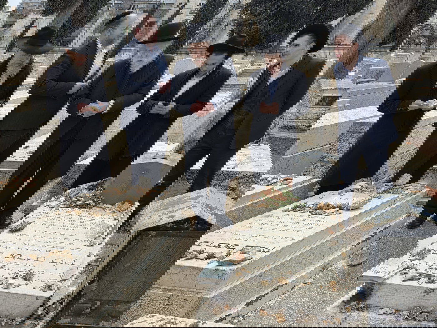 הגרב"ד אלישיב בתפילה ע"י ציון זקינו הגאון רבי אריה לוין ביום היארצייט