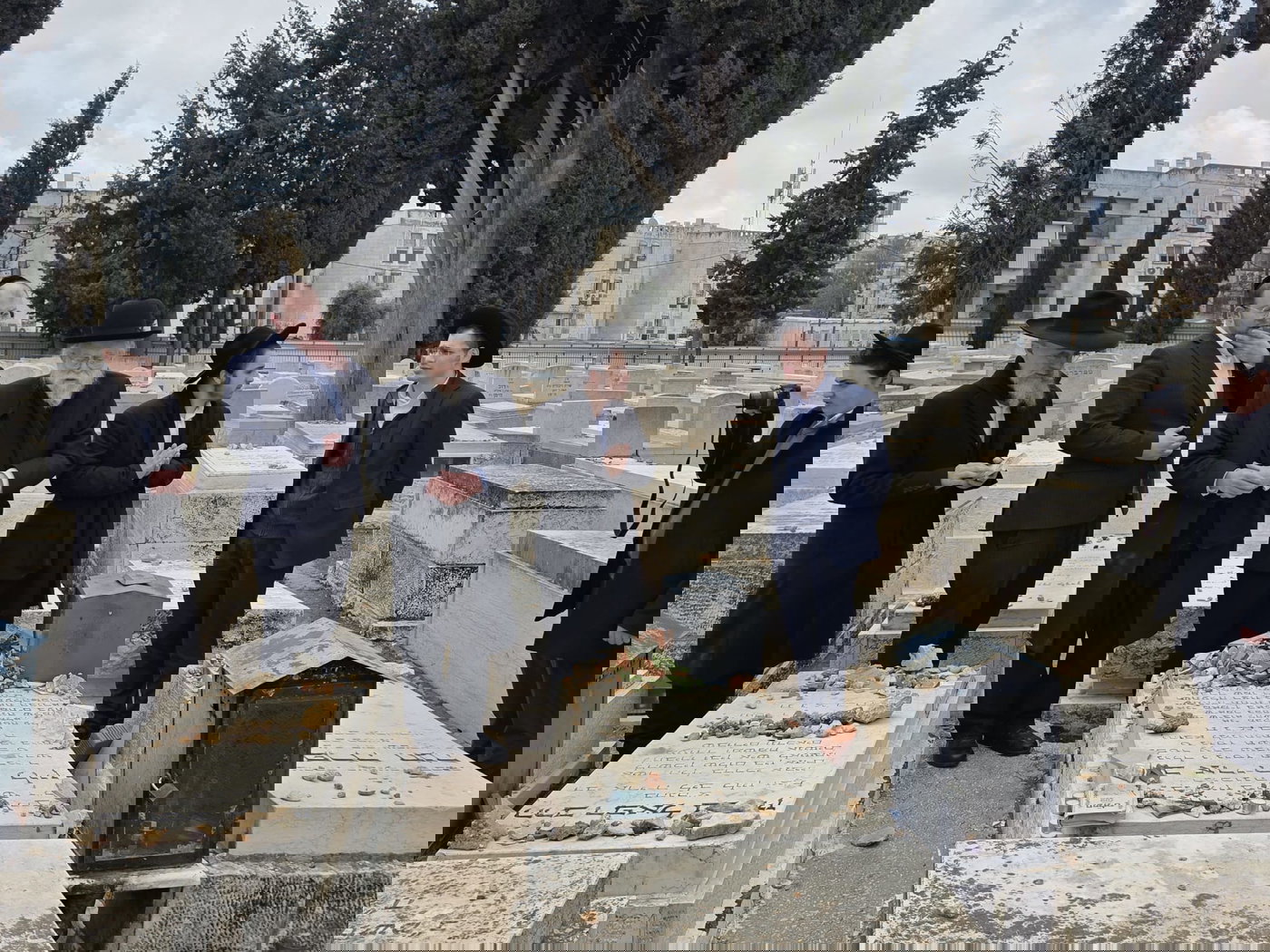 הגרב"ד אלישיב בתפילה ע"י ציון זקינו הגאון רבי אריה לוין ביום היארצייט