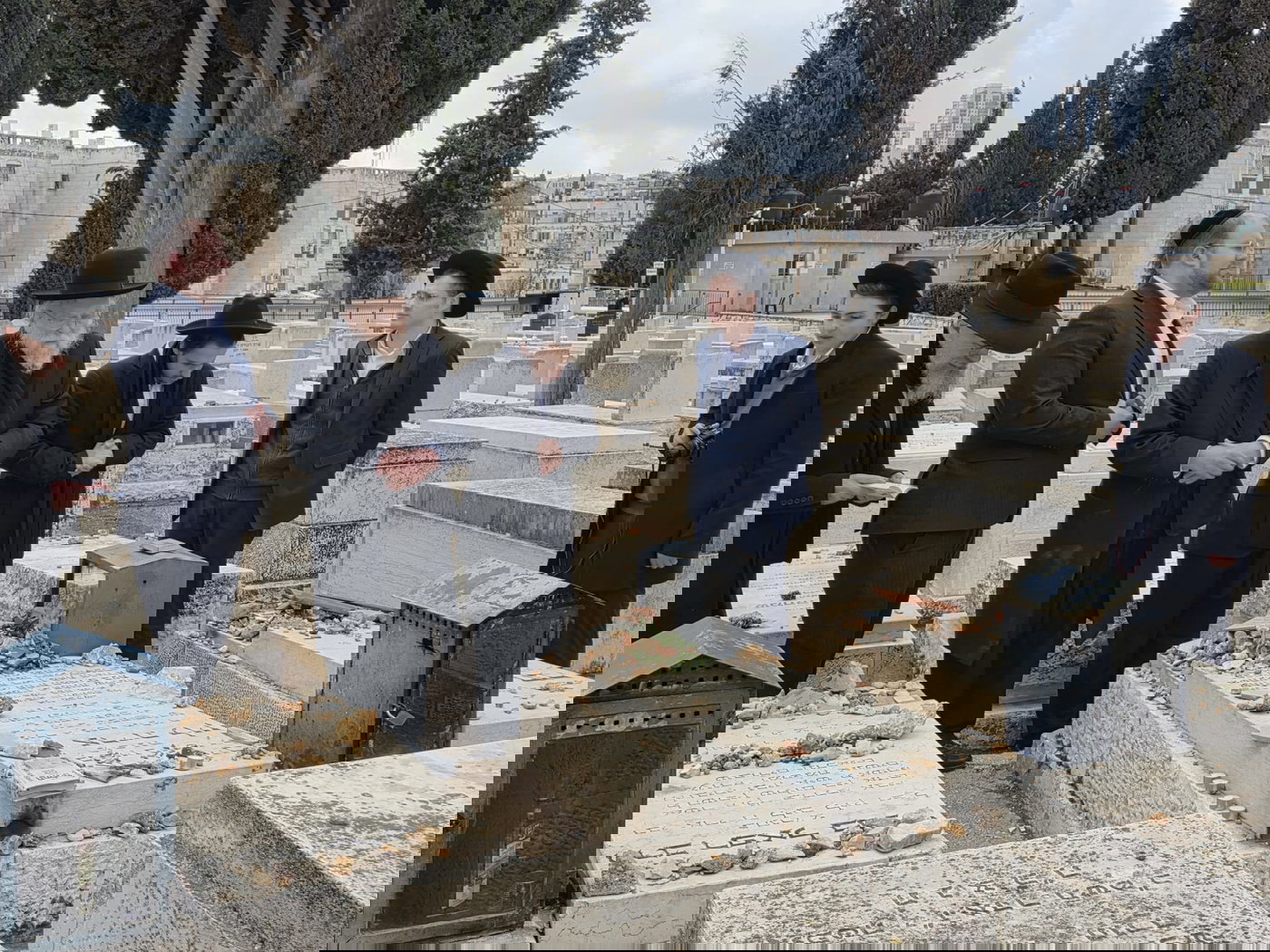 הגרב"ד אלישיב בתפילה ע"י ציון זקינו הגאון רבי אריה לוין ביום היארצייט