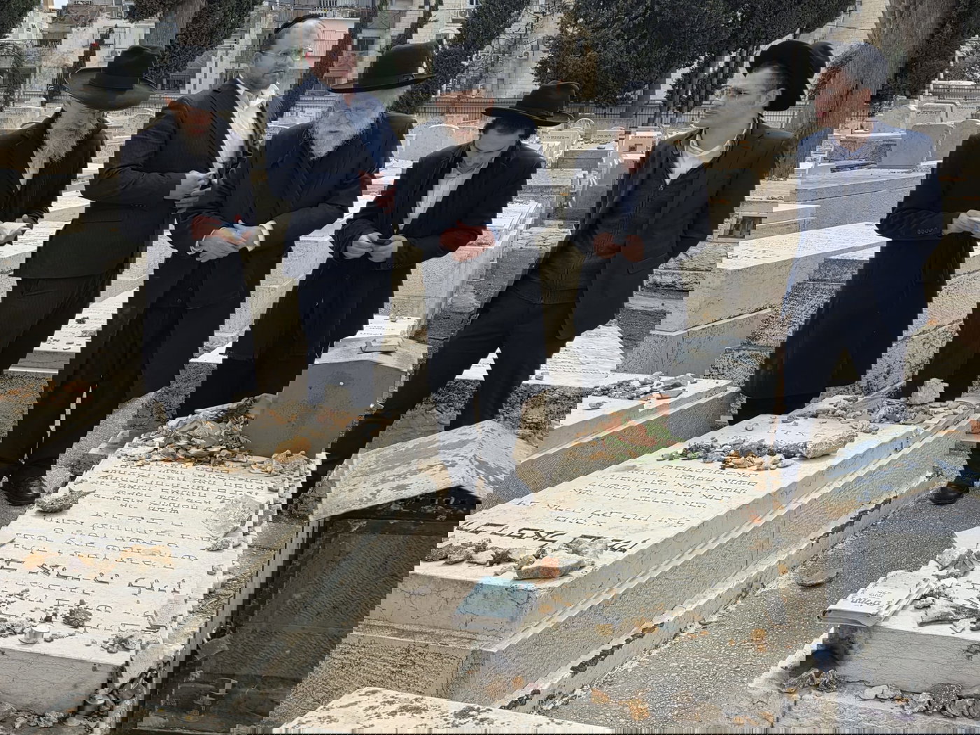 הגרב"ד אלישיב בתפילה ע"י ציון זקינו הגאון רבי אריה לוין ביום היארצייט