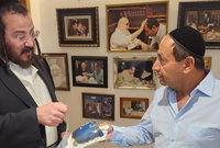 איש העסקים רמי לוי במכירת חמץ