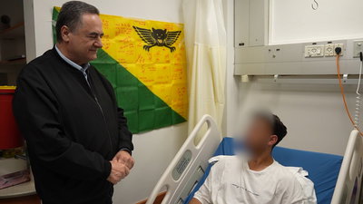 לוחם סיירת גולני שנפצע בדרום לבנון לשר הביטחון ישראל כ"ץ: "לא לעצור" | צפו