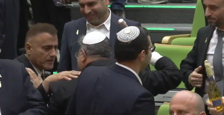 בן גביר עם שמפניה