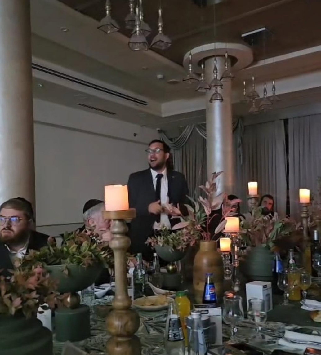 כותב השורות ישראל שפירא בהרצאה על חיפוש כלי המקדש בכנס דרויורים לאחרונה במלון ויז'ניץ בני ברק