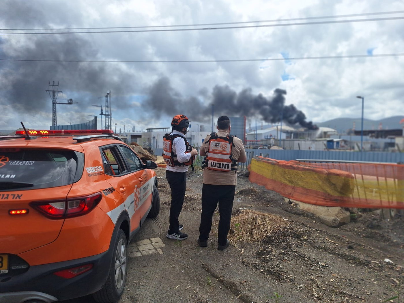 חובשי איחוד הצלה בסמוך לבתי הזיקוק בחיפה