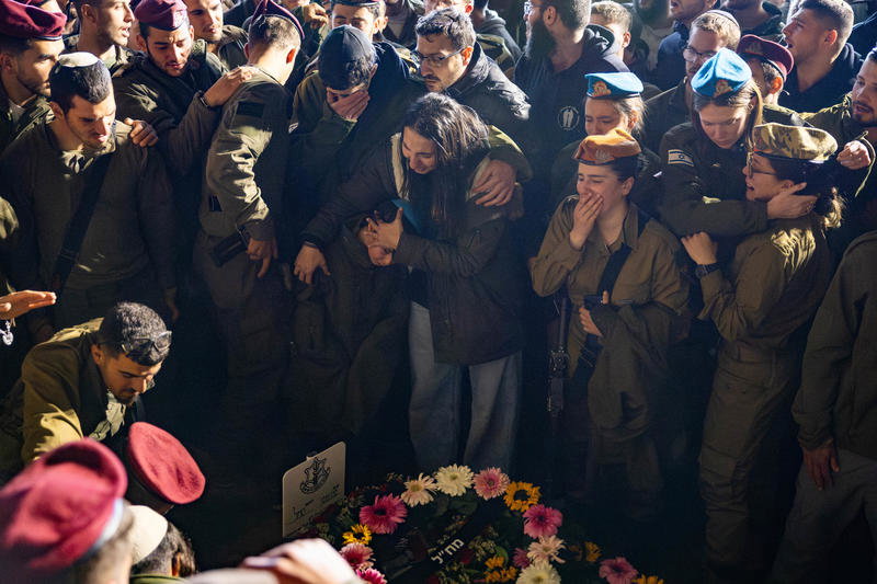 קולו של הרבי מנגן ניגון חסידי הדהד בהר הרצל: הלווייתו הדומעת של החייל 