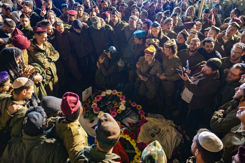 קולו של הרבי מנגן ניגון חסידי הדהד בהר הרצל: הלווייתו הדומעת של החייל 