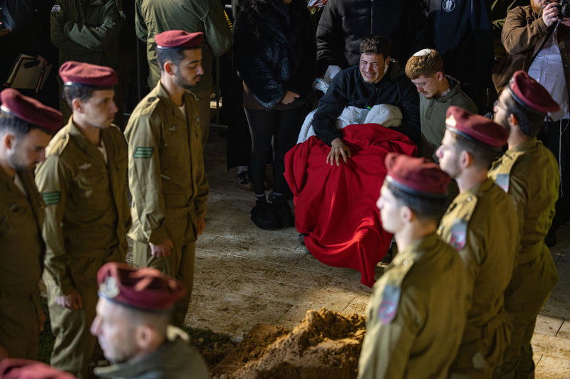 קולו של הרבי מנגן ניגון חסידי הדהד בהר הרצל: הלווייתו הדומעת של החייל 