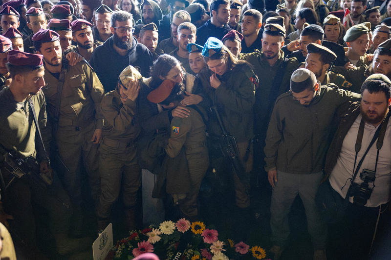 קולו של הרבי מנגן ניגון חסידי הדהד בהר הרצל: הלווייתו הדומעת של החייל 