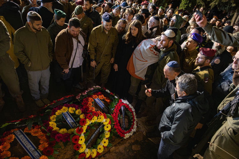 קולו של הרבי מנגן ניגון חסידי הדהד בהר הרצל: הלווייתו הדומעת של החייל 