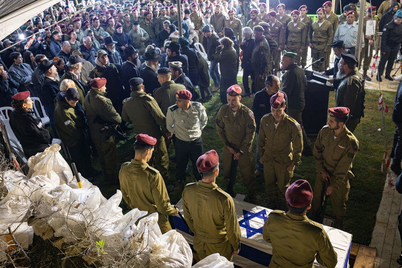 קולו של הרבי מנגן ניגון חסידי הדהד בהר הרצל: הלווייתו הדומעת של החייל 