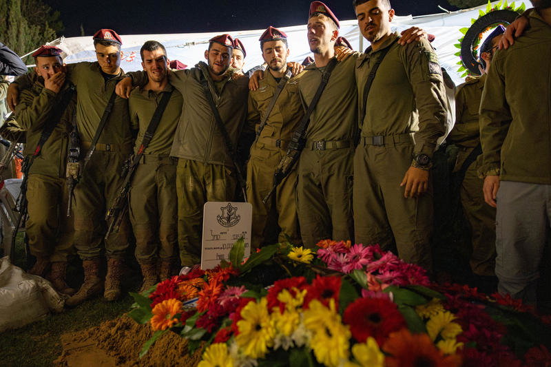 קולו של הרבי מנגן ניגון חסידי הדהד בהר הרצל: הלווייתו הדומעת של החייל 