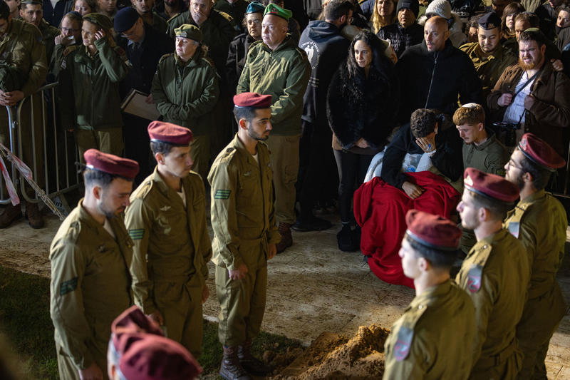 קולו של הרבי מנגן ניגון חסידי הדהד בהר הרצל: הלווייתו הדומעת של החייל 