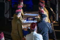 אחות הלוחם נשנקה מדמעות בטקס האזכרה: "הייתי בטיסה מדובאי"