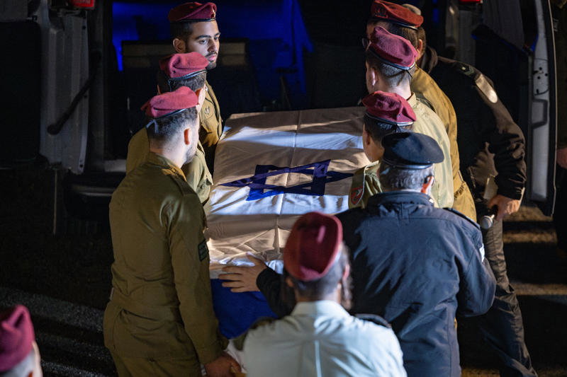 אחות הלוחם נשנקה מדמעות בטקס האזכרה: "הייתי בטיסה מדובאי"