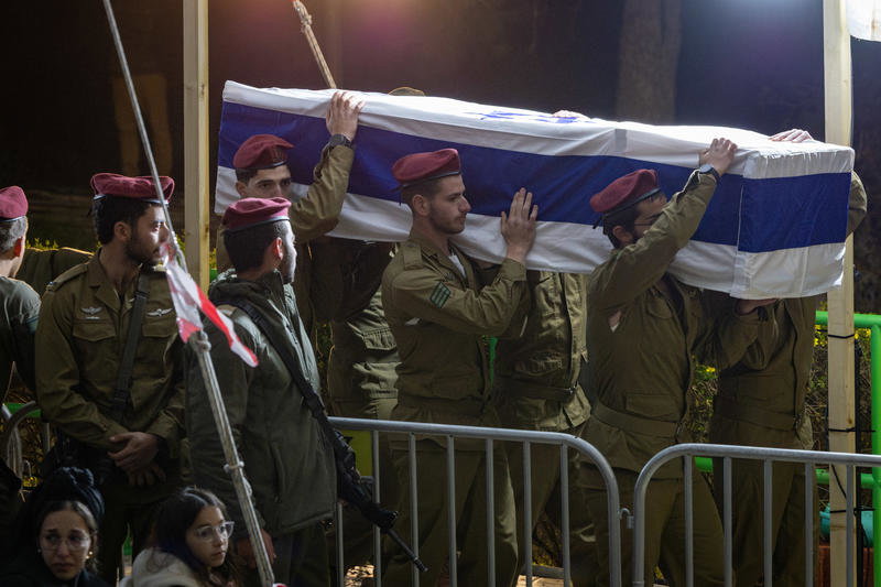 קולו של הרבי מנגן ניגון חסידי הדהד בהר הרצל: הלווייתו הדומעת של החייל 