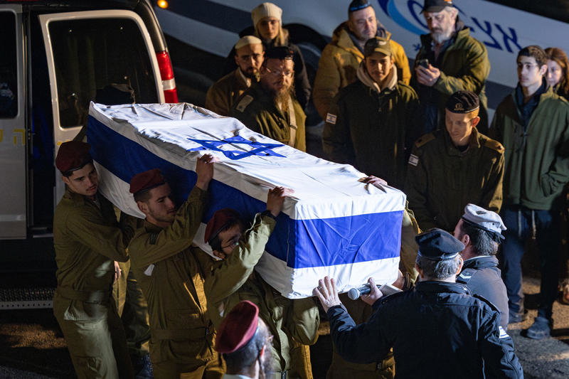 קולו של הרבי מנגן ניגון חסידי הדהד בהר הרצל: הלווייתו הדומעת של החייל 