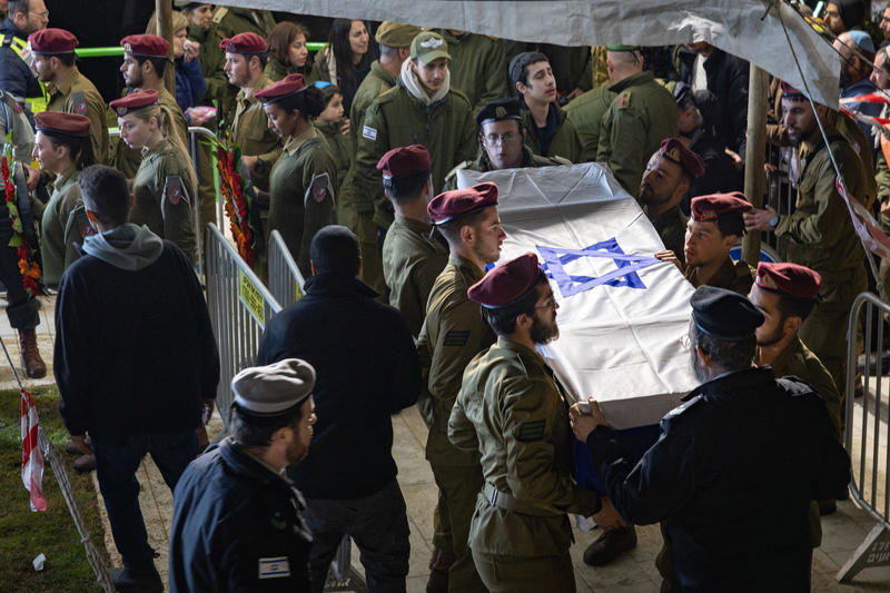 קולו של הרבי מנגן ניגון חסידי הדהד בהר הרצל: הלווייתו הדומעת של החייל 