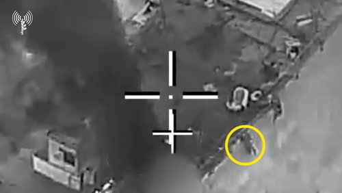 התבוננו היטב: צה"ל פרסם סרטון מתקיפה באיראן - אבל עוד משהו קורה שם