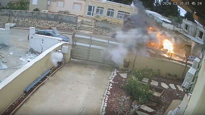 הפגיעה הישירה במושב הצפוני | צפו בתיעוד מרגע הפגיעה; אדם נפצע בינוני