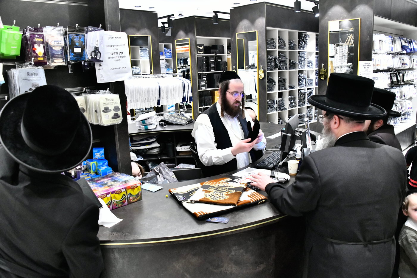 אווירת ערב חג הפסח בבני ברק