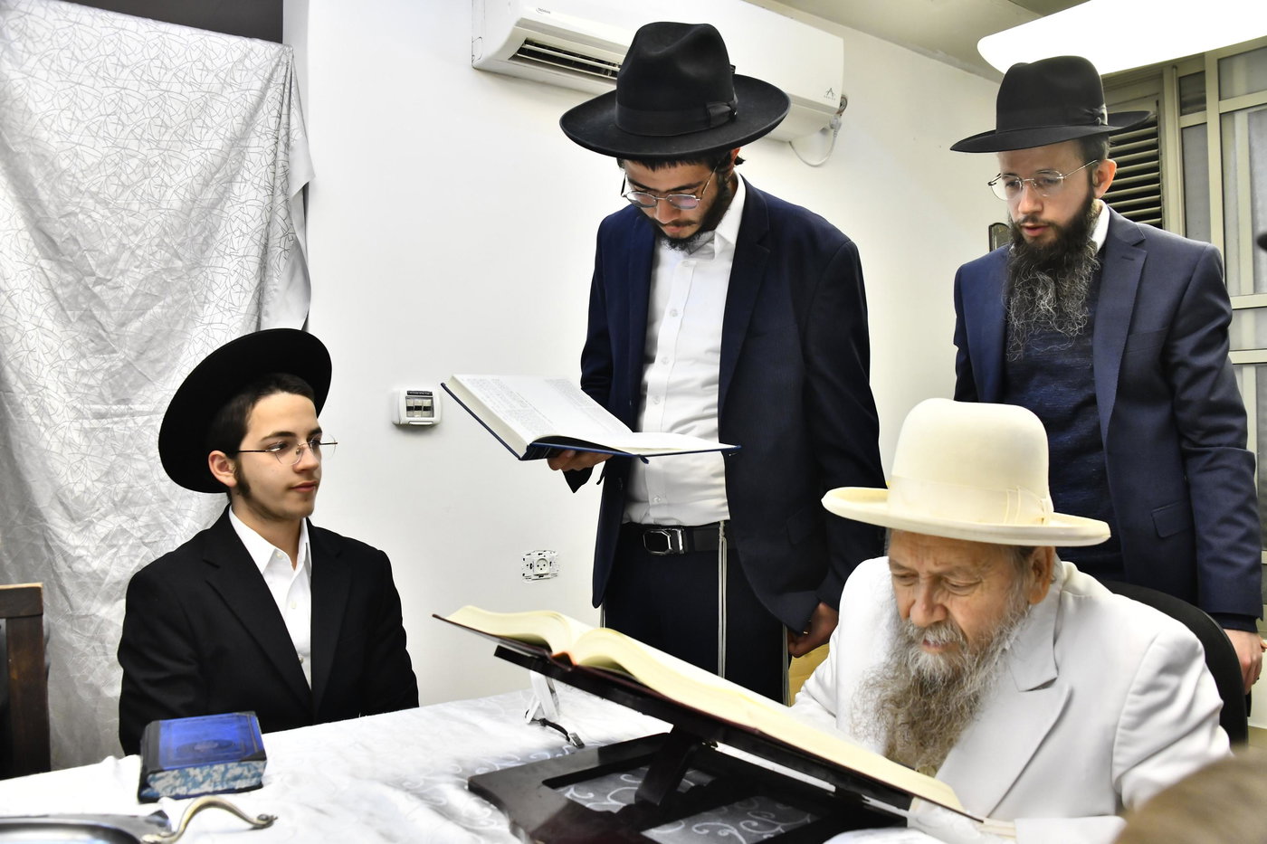 מוצאי שבת הגדול אצל המקובל רבי דוד בצרי